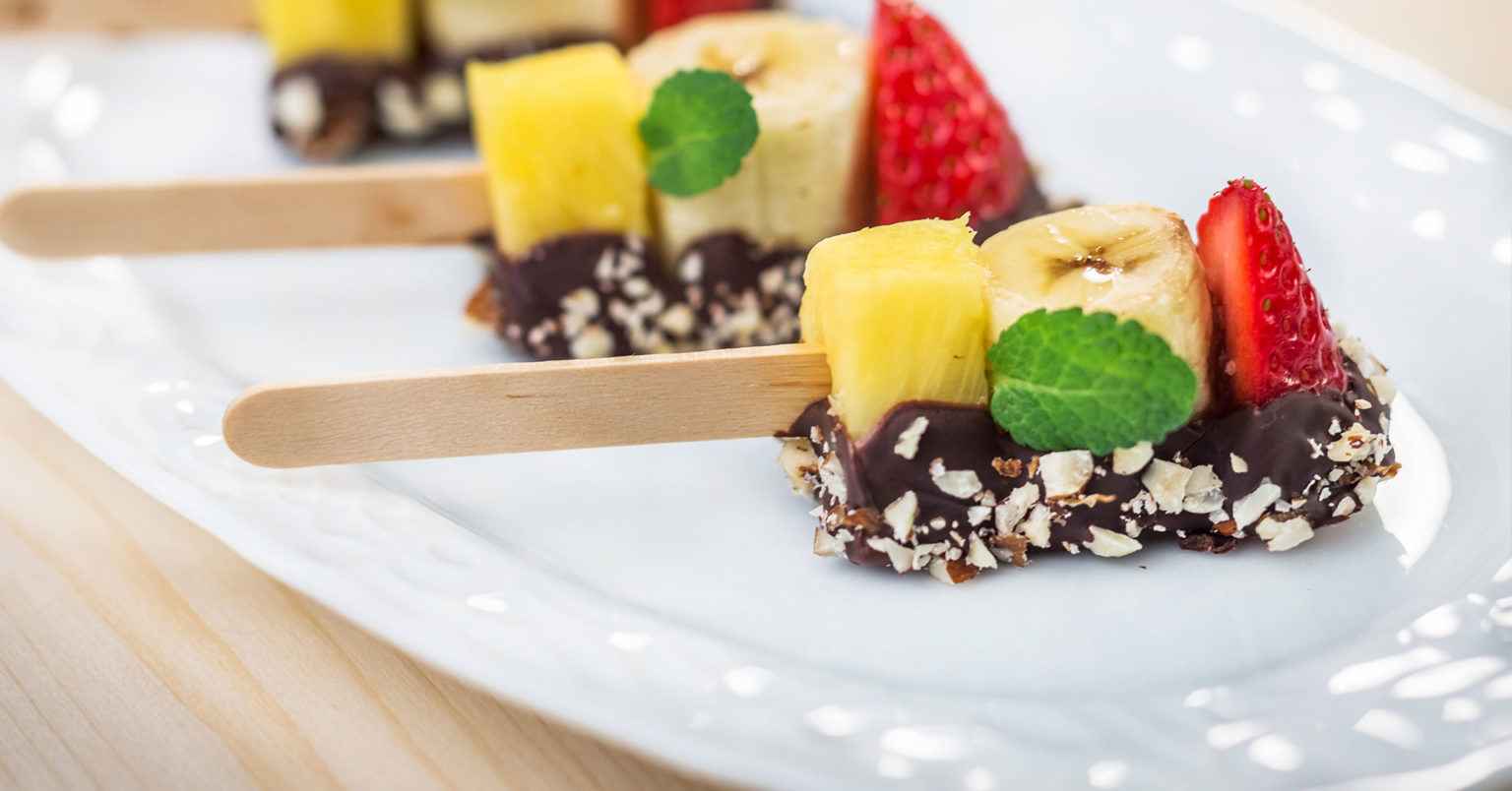 Chocopaletas de fruta con granola