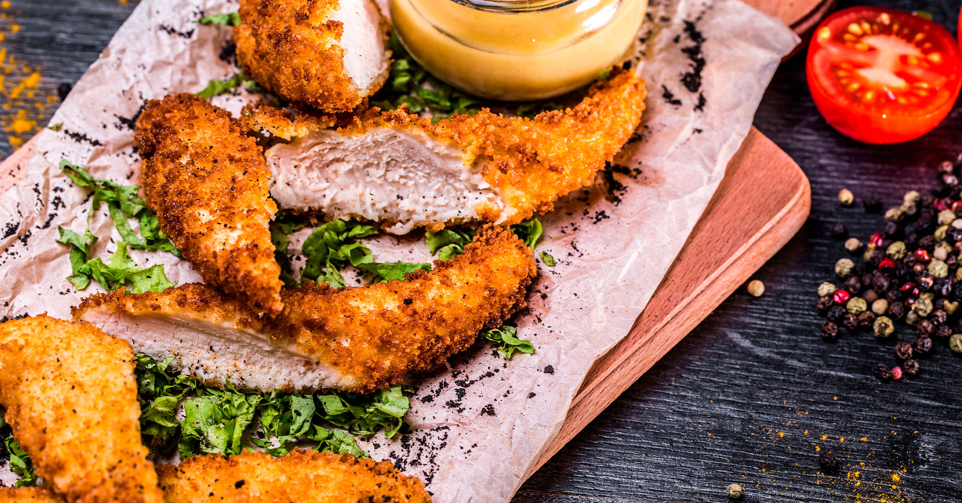 Pechugas de pollo empanizadas con granola y salsa de tamarindo