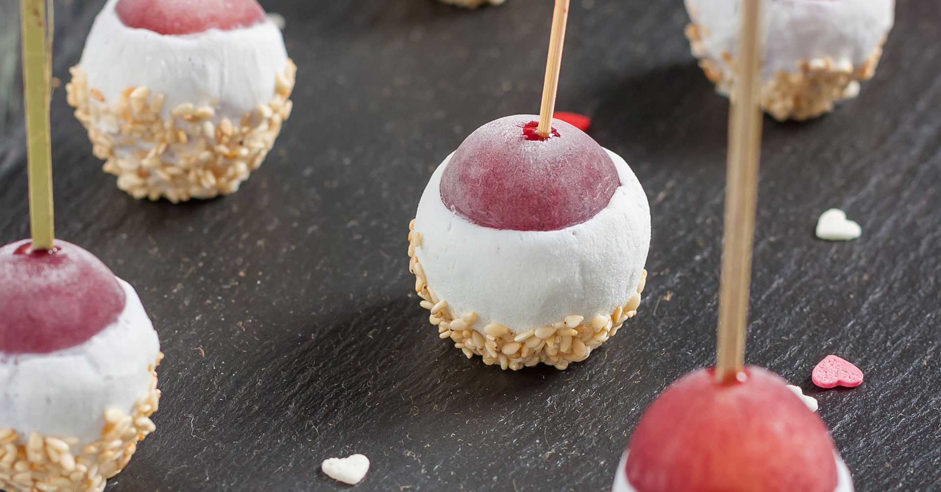 Brochetas de uva, yogurt y granola