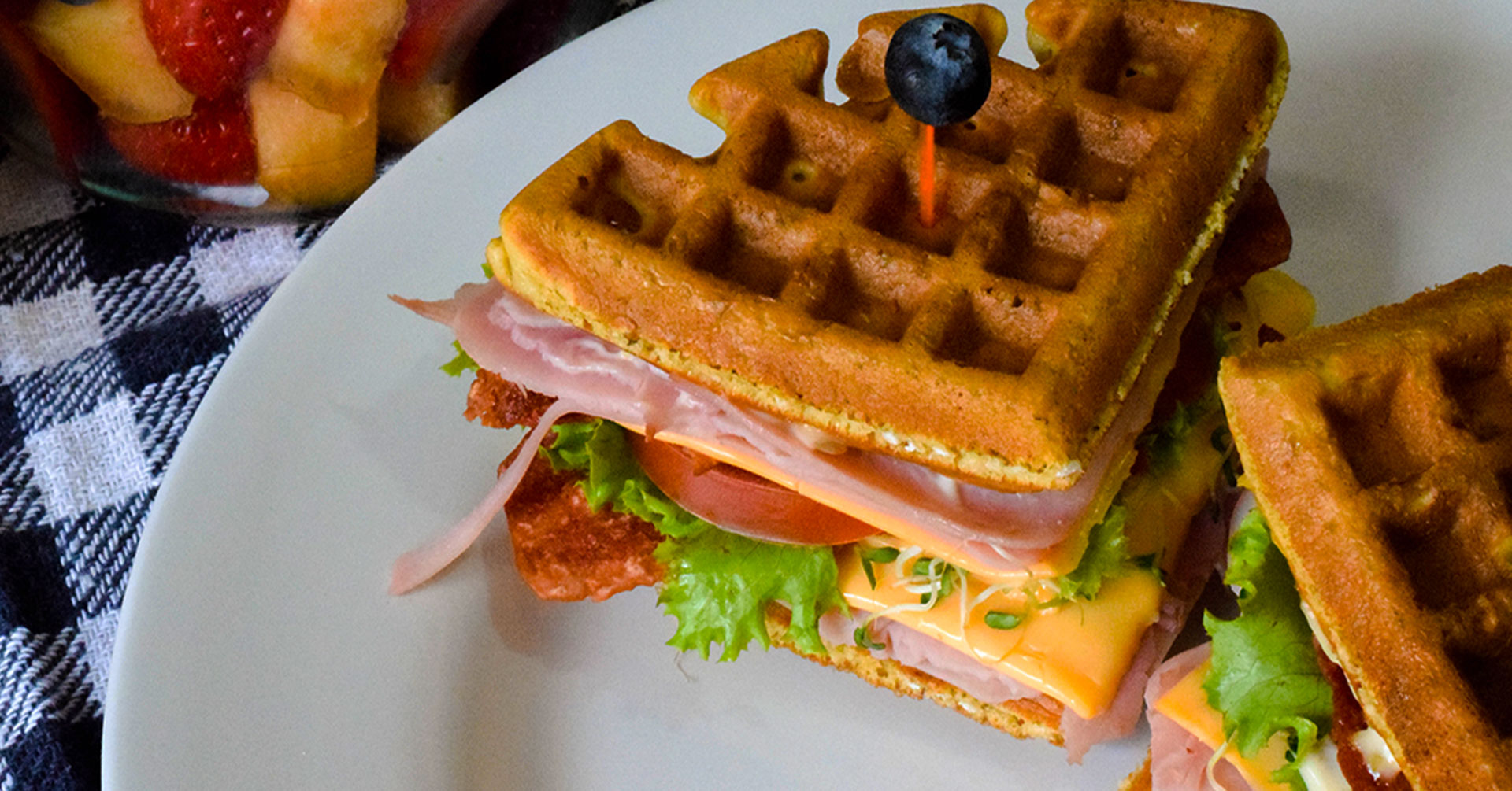 Prepara un sabroso club sándwich wafle