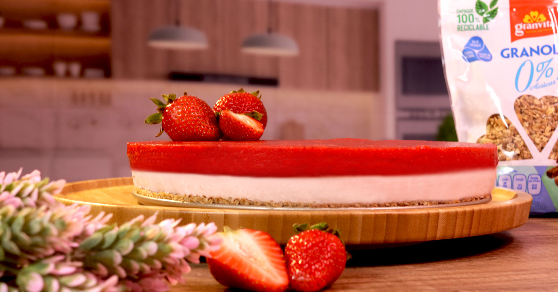 Prepara un delicioso cheesecake de fresa con granola