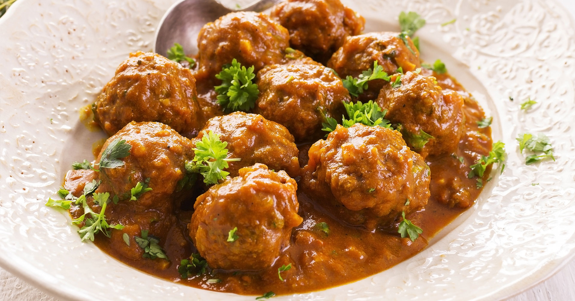 Albóndigas de avena con queso en salsa de chipotle