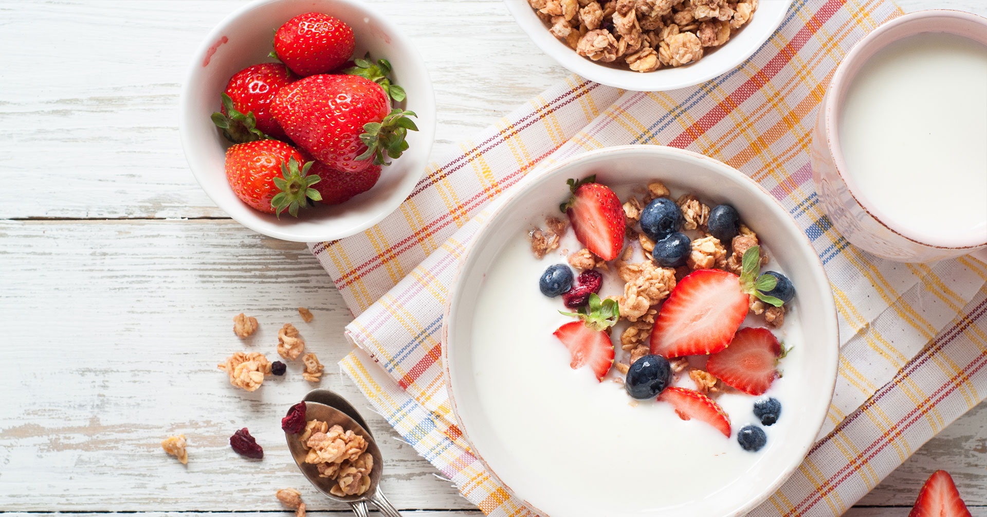 Crema de queso con fresas y granola