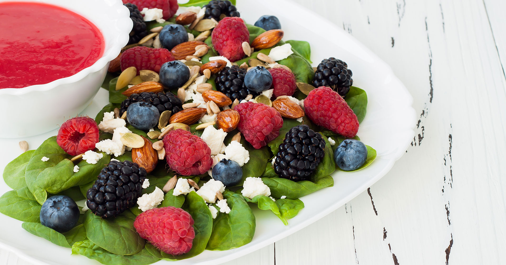 Saludable ensalada fresca de frutos rojos