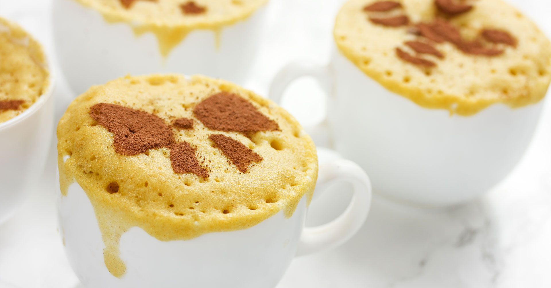 Prepara un sabroso mug cake de plátano y avena