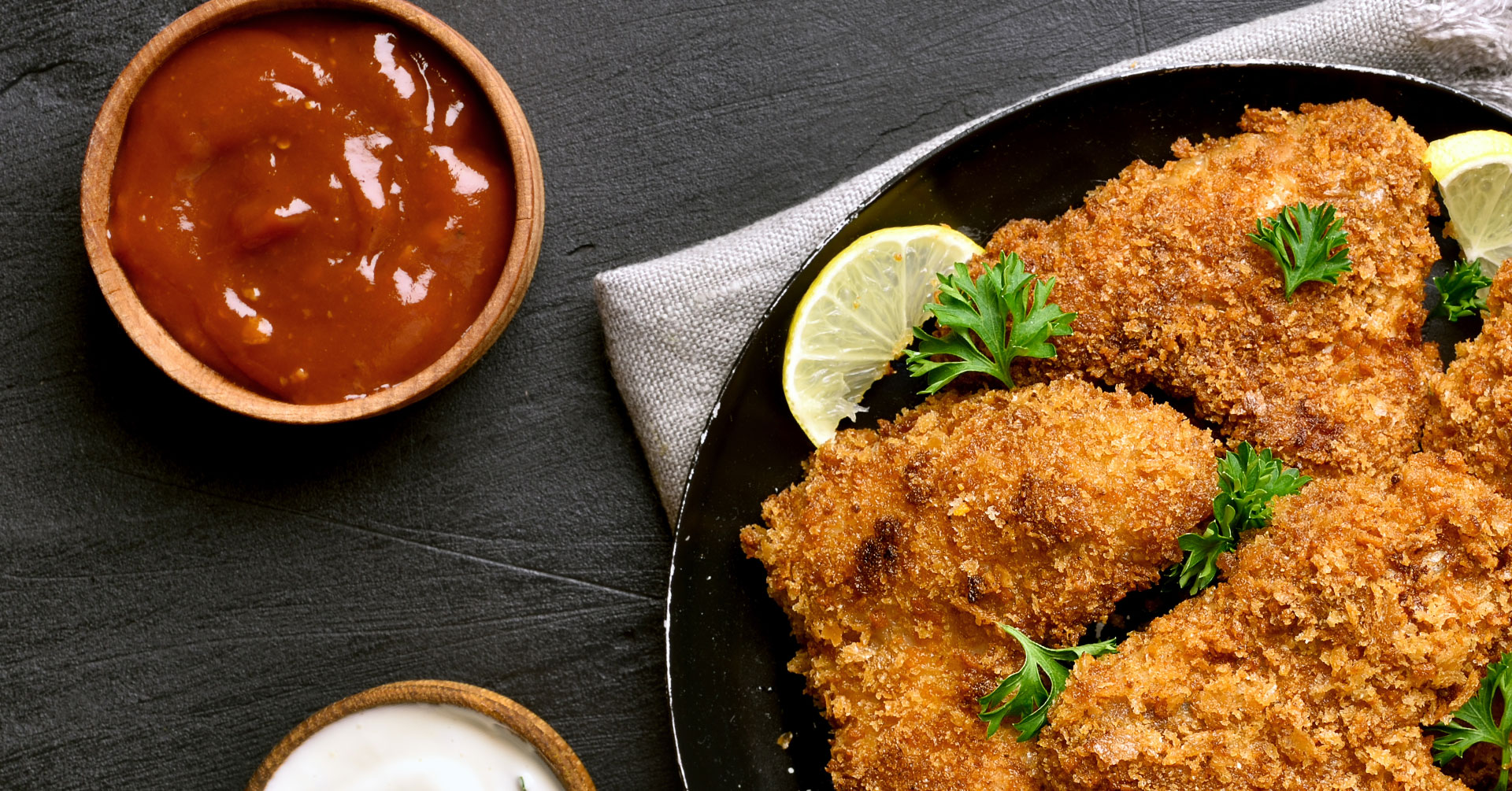 Pechuga de pollo empanizada con granola y salsa de tamarindo