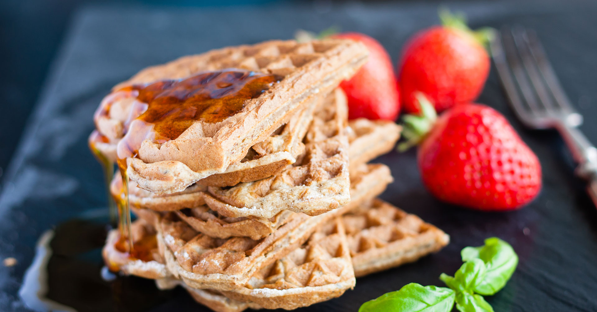 Cocina unos ricos wafles de avena y plátano