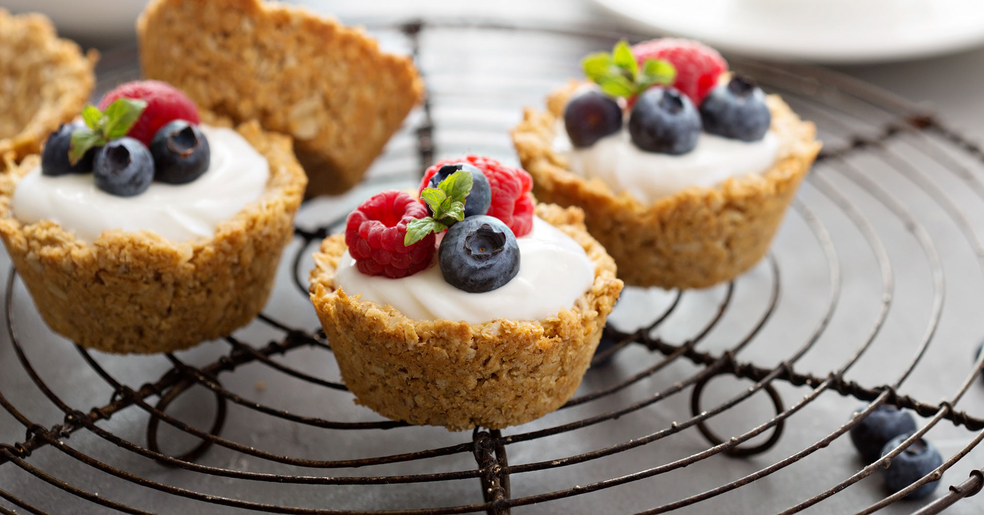 Prepara deliciosas y crujientes copas de granola