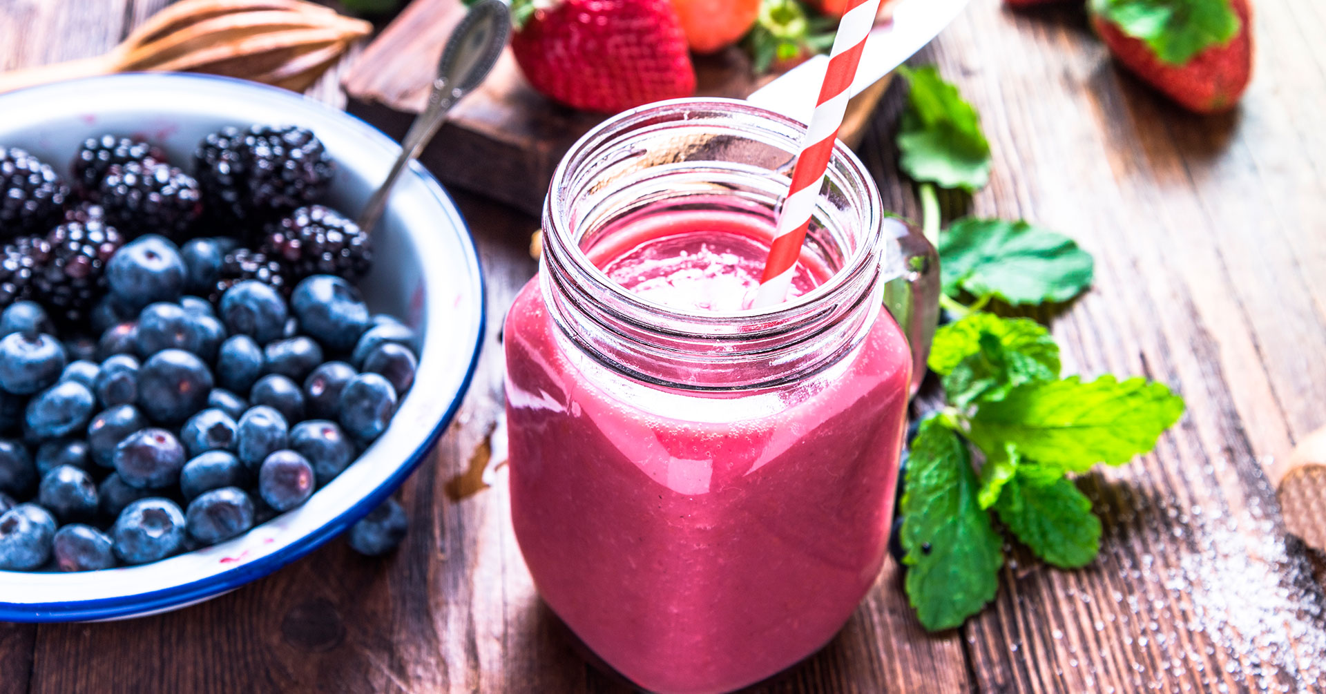 Batido de avena, frutos rojos y plátano
