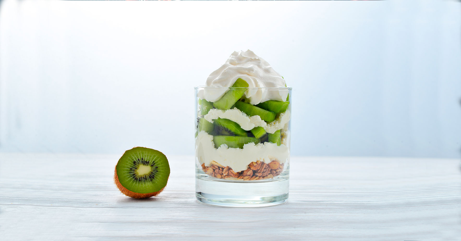 Granola con yogur y kiwi