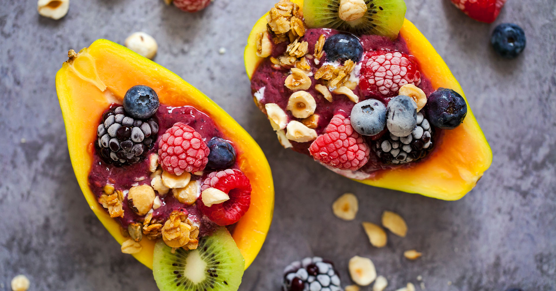 Prepara una nutritiva corona de papaya con granola