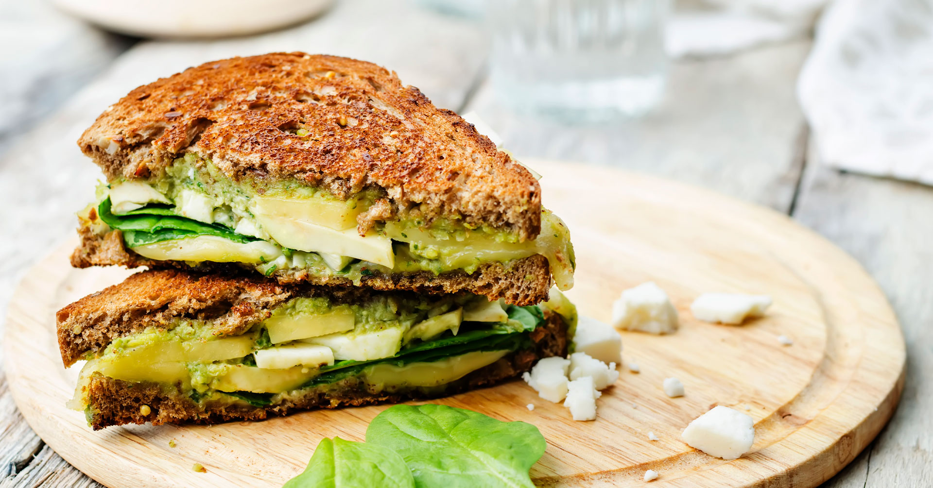 Sándwich de avena con espinaca y queso cabra