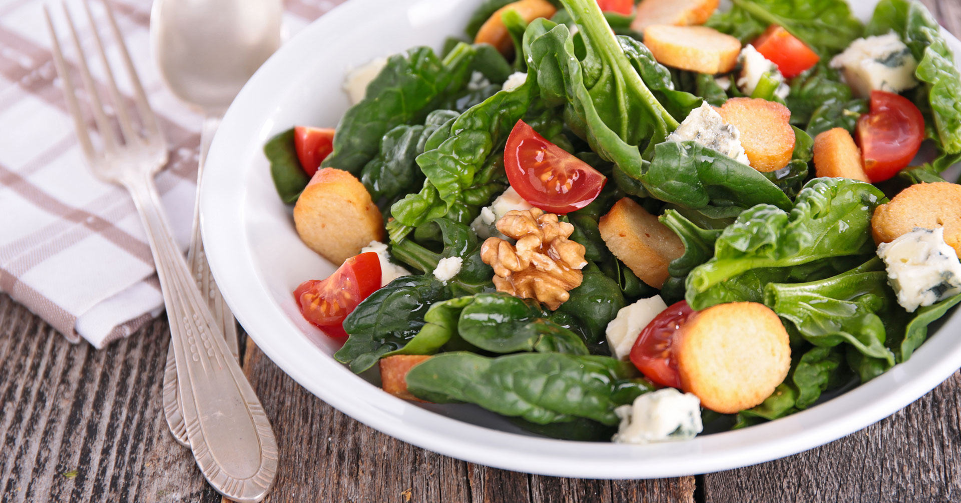 Ensalada de espinaca baby con granola