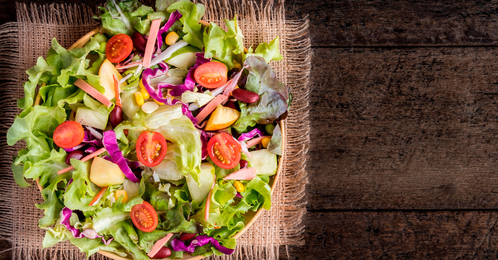 Ensalada de lechuga con manzana, jamón y granola