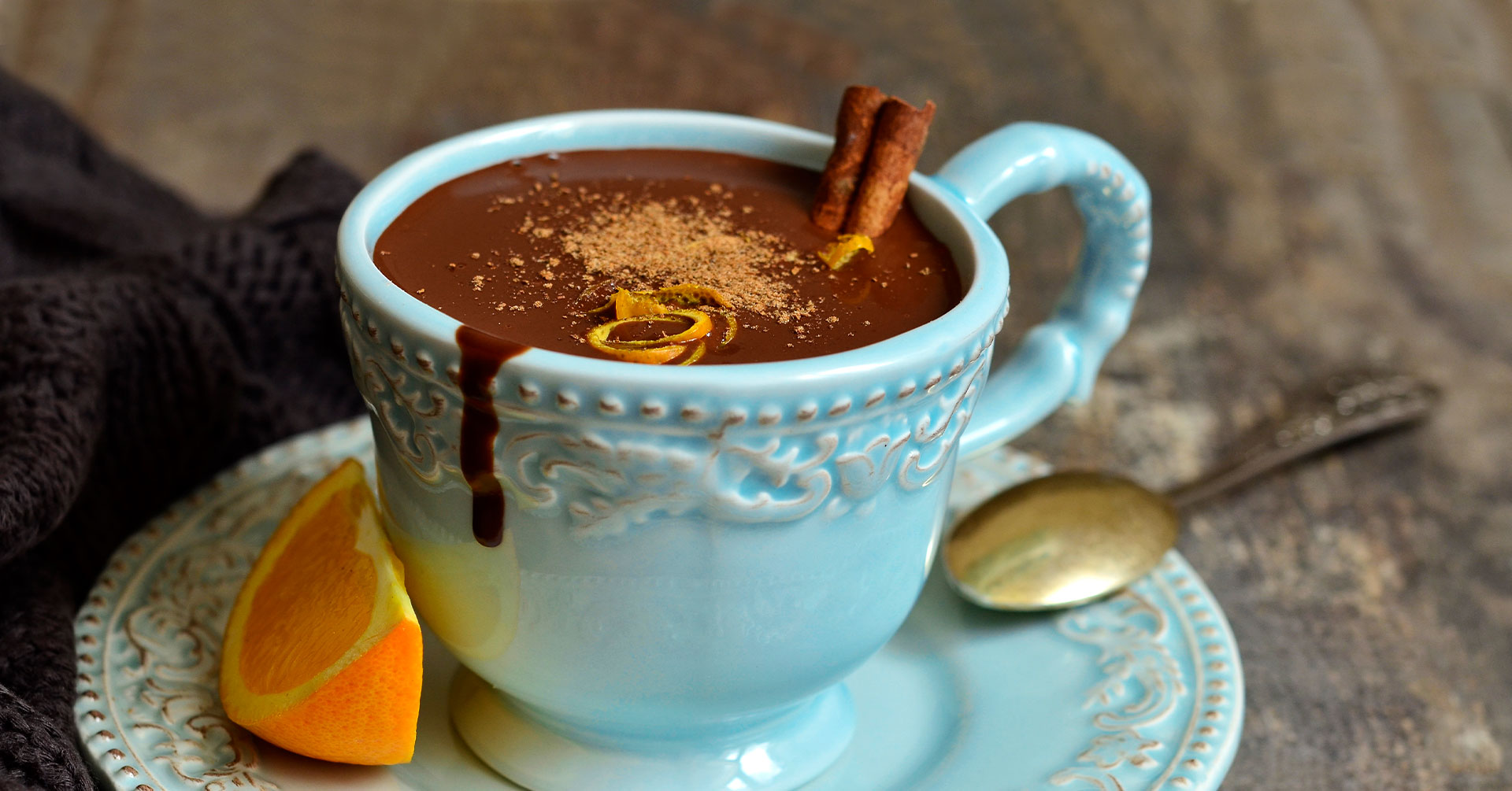 Exquisito chocolate caliente con naranja