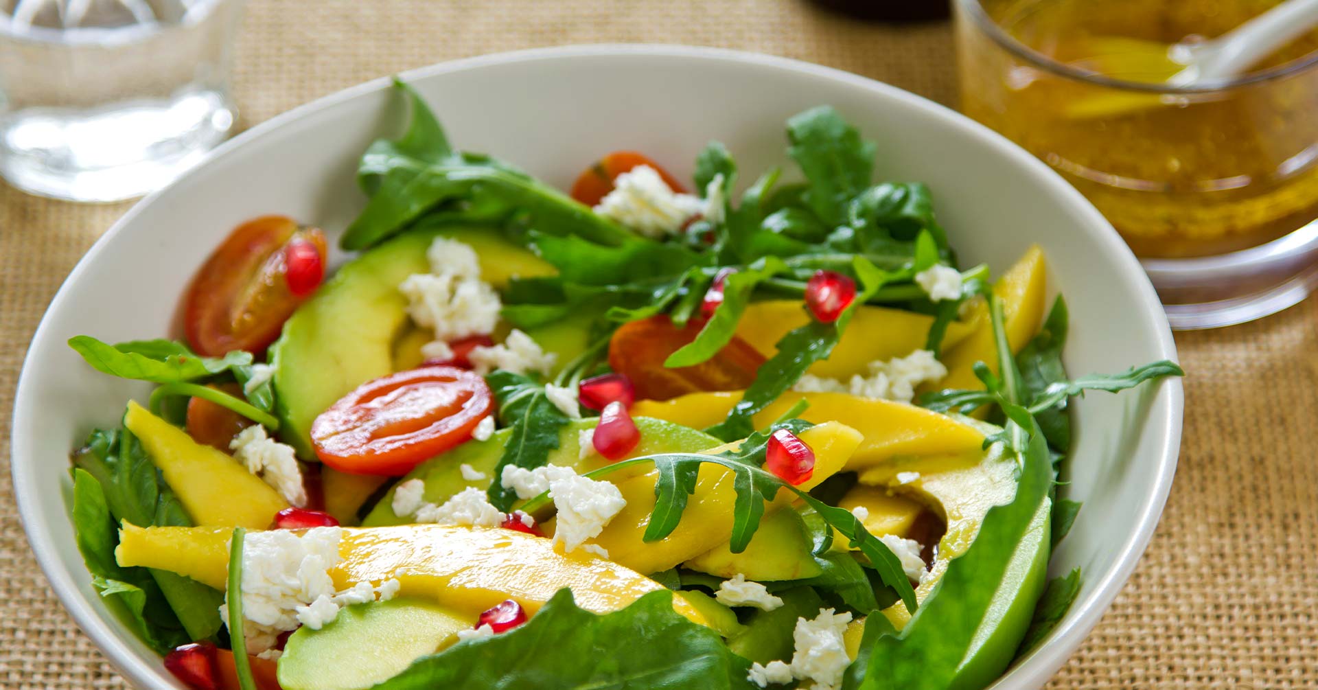 Ensalada con mango y granola