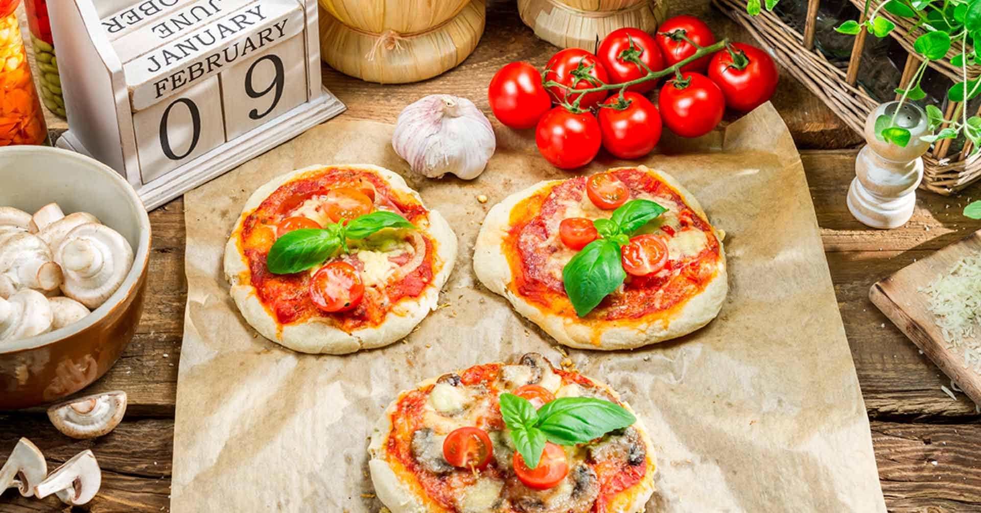 Pizzetas de avena con queso, hongos y tomates