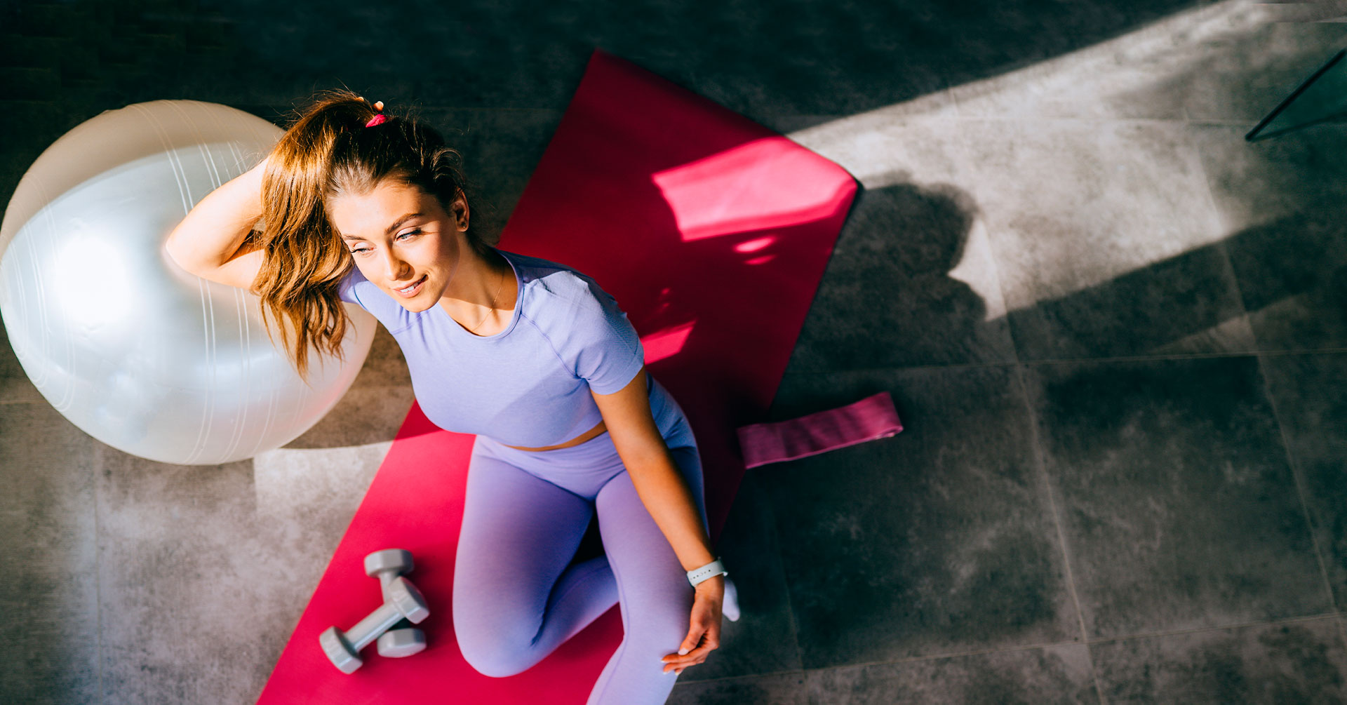Intenta esta rutina de ejercicios con pelota en casa, ¡te encantará!