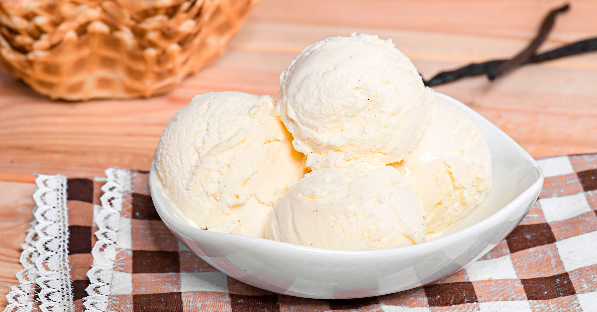 Helado de vainilla con galletas de avena