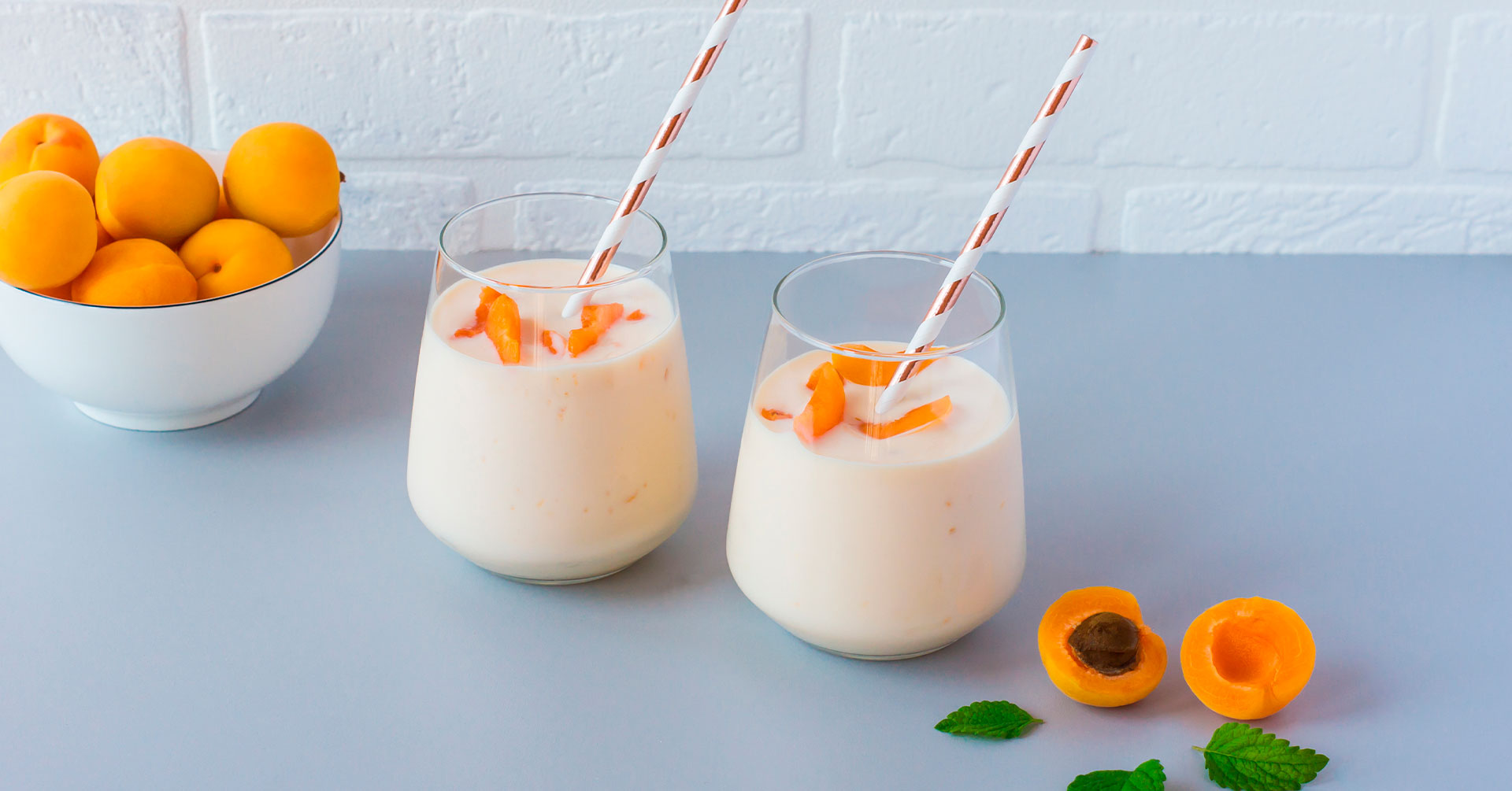 Frappé de durazno y chabacano con granola