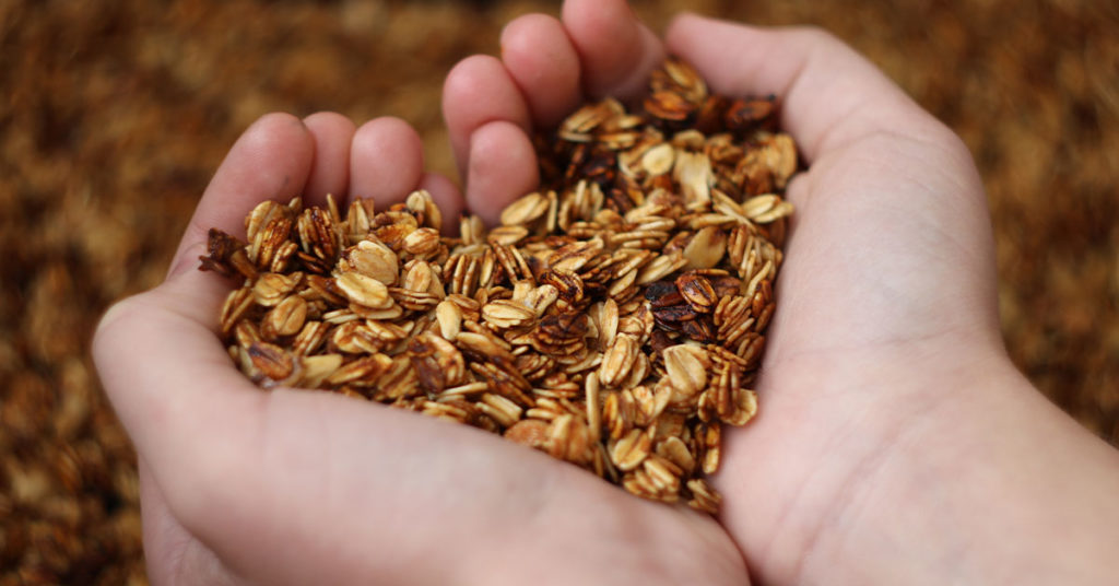 Imagen de manos con granola 