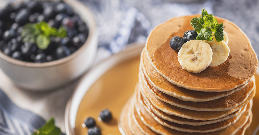 Imagen hot cakes de avena y plátano con blueberries