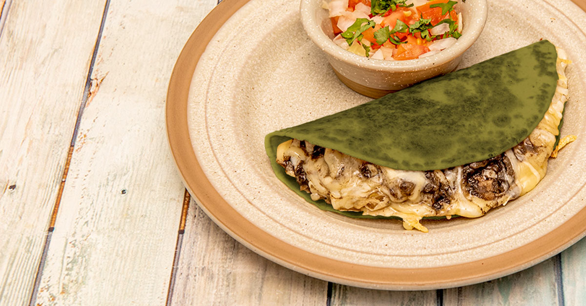 Nopales rellenos de champiñones en comal