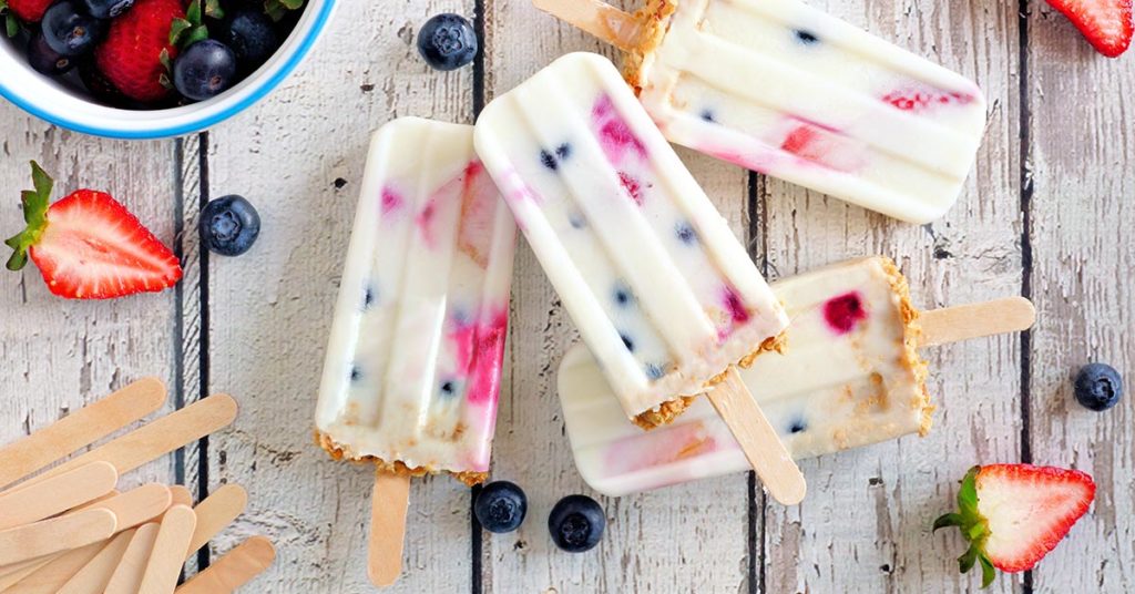 Imagen paletas de yogur y frutos rojos