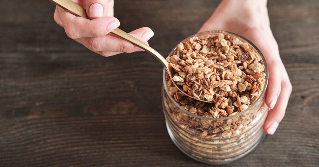 Imagen de mujer tomando granola con una cuchara