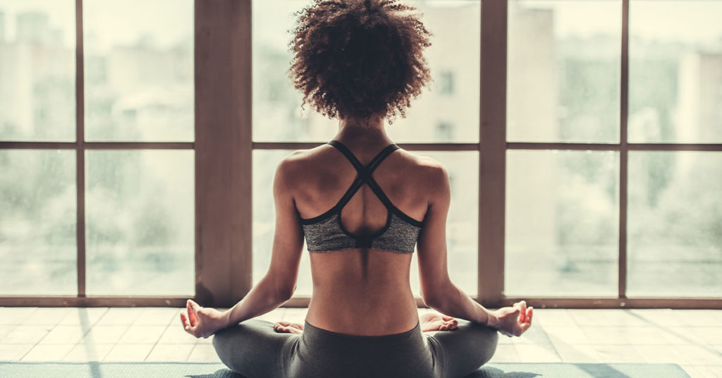 Imagen mujer haciendo yoga 
