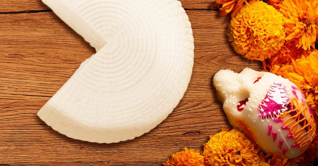 Criptas de queso panela y flores de cempasúchil