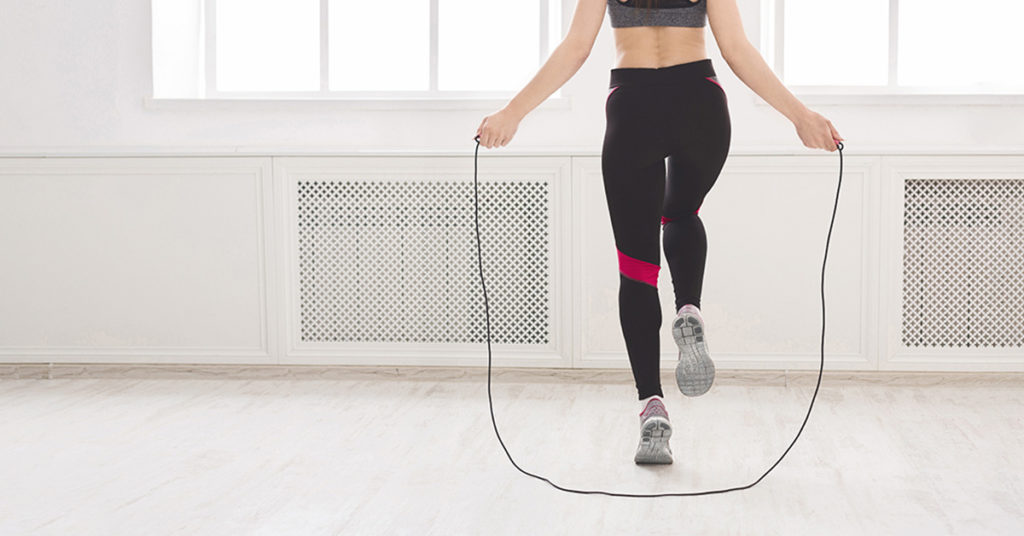 Imagen mujer saltando la cuerda 
