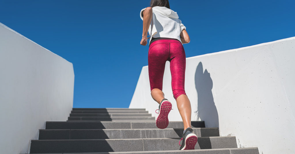 Imagen mujer subiendo escaleras 