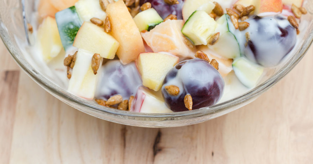 detalle de ensalada dulce con fruta y yoghurt