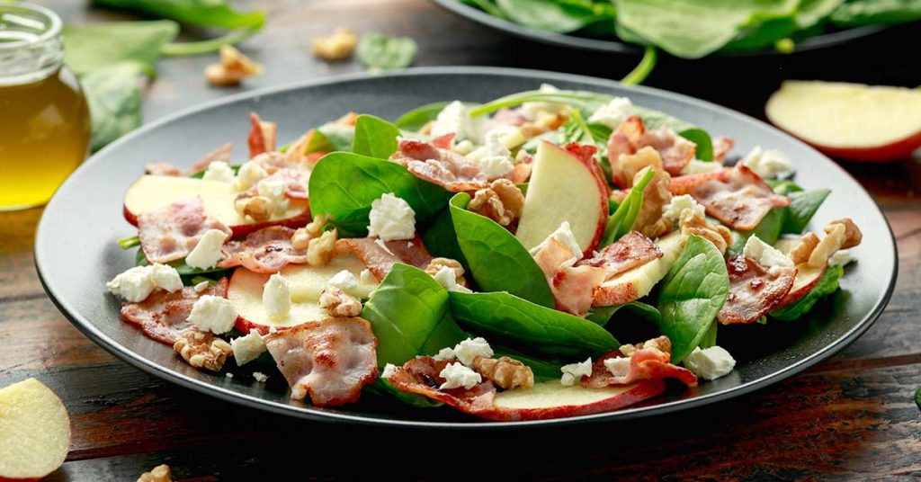 ensalada con manzana y tocino en plato plano