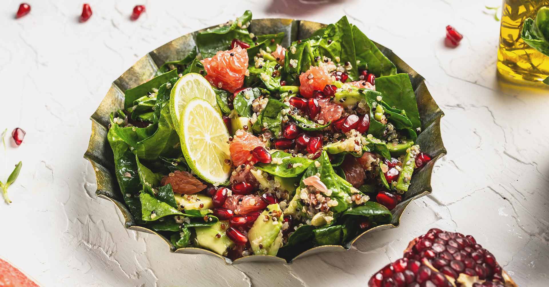 3 ensaladas navideñas con avena y granola fáciles de preparar