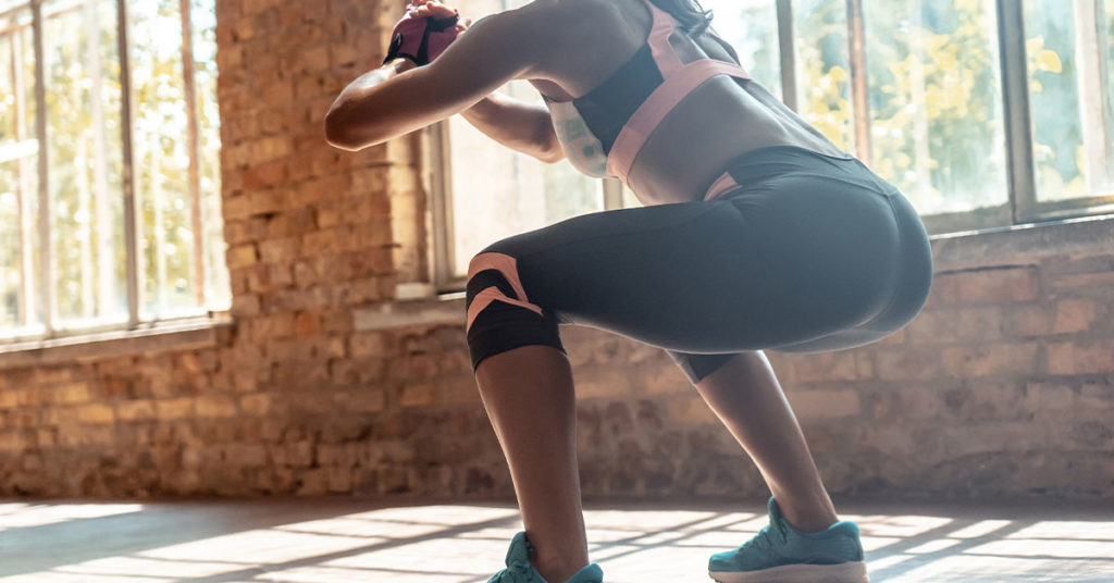 Imagen de mujer haciendo sentadillas 