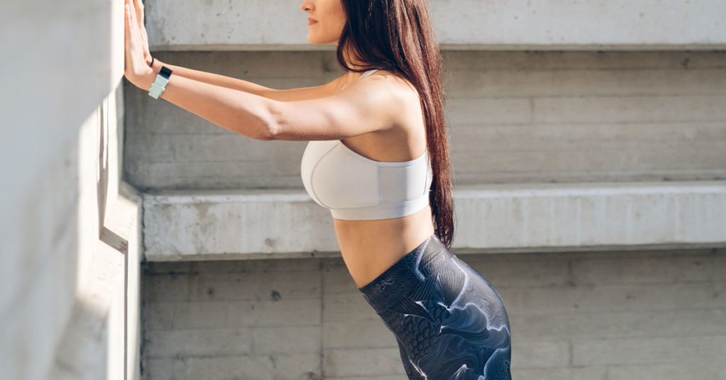Imagen de mujer haciendo flexiones de pared
