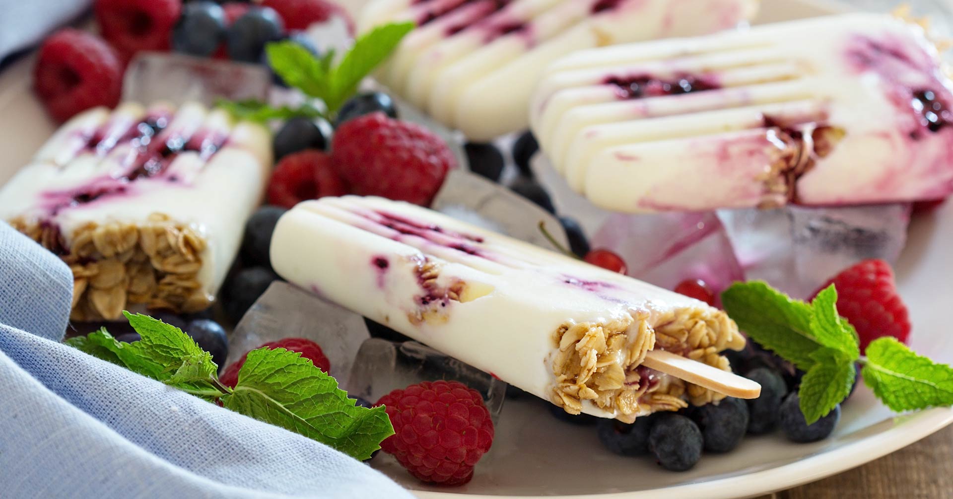 Paletas de yoghurt griego con granola