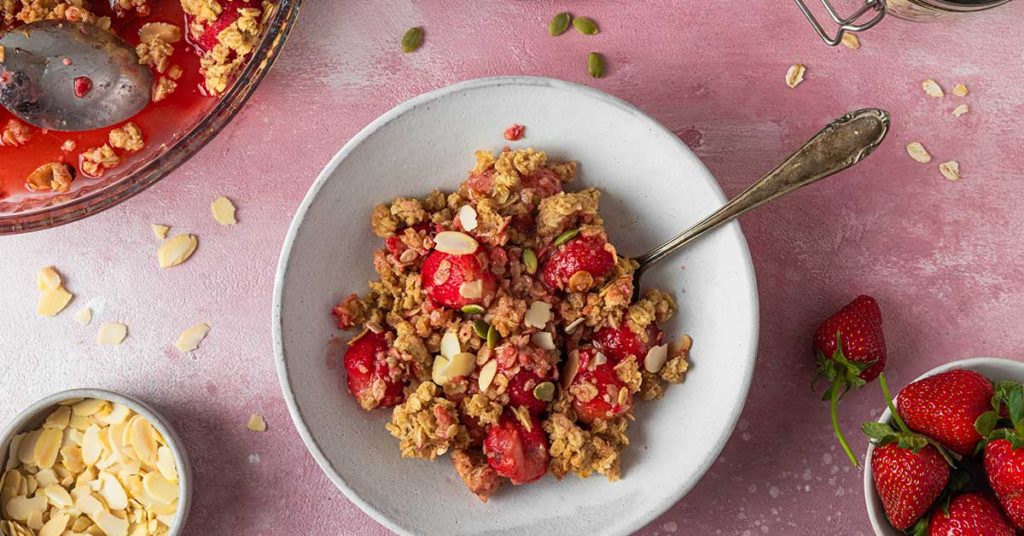 Imagen crumble de fresas y avena 