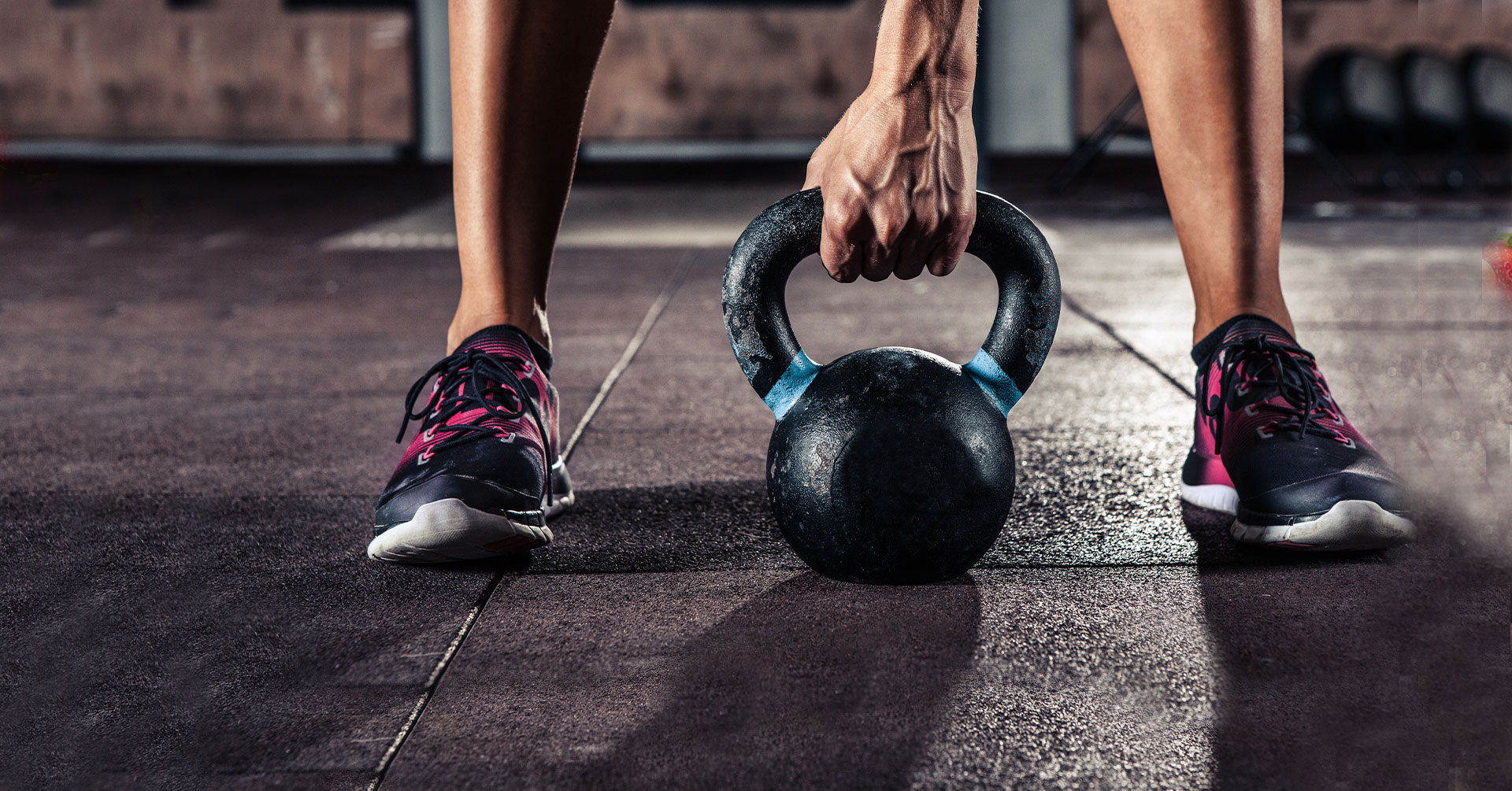 4 ejercicios con pesas rusas para agrandar los glúteos