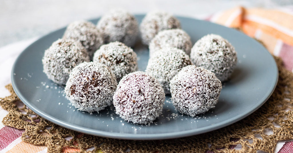 trufas de chocolate y avena cubiertas con coco