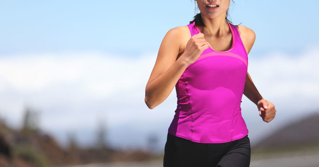 Imagen mujer caminando al aire libre 