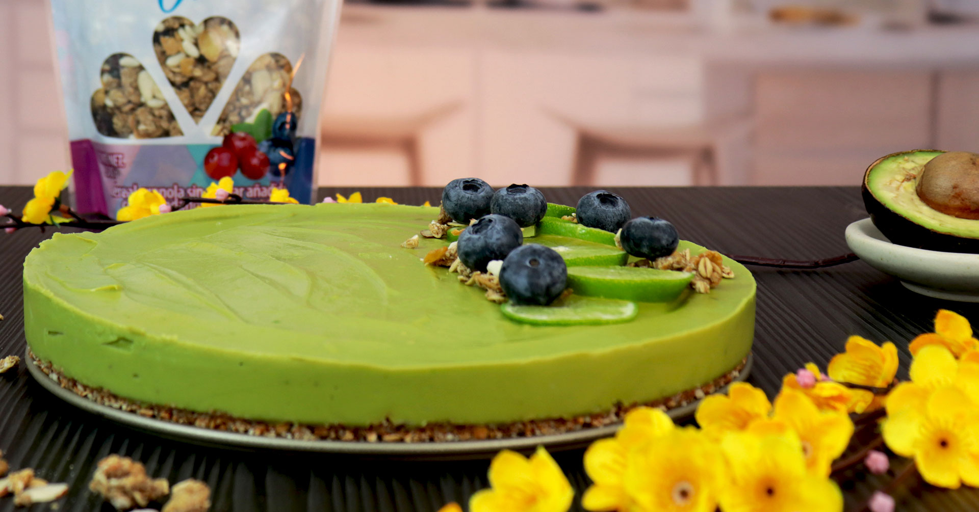 Pay de aguacate con granola