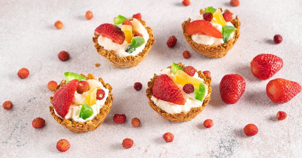 Imagen canastitas de granola con fruta 