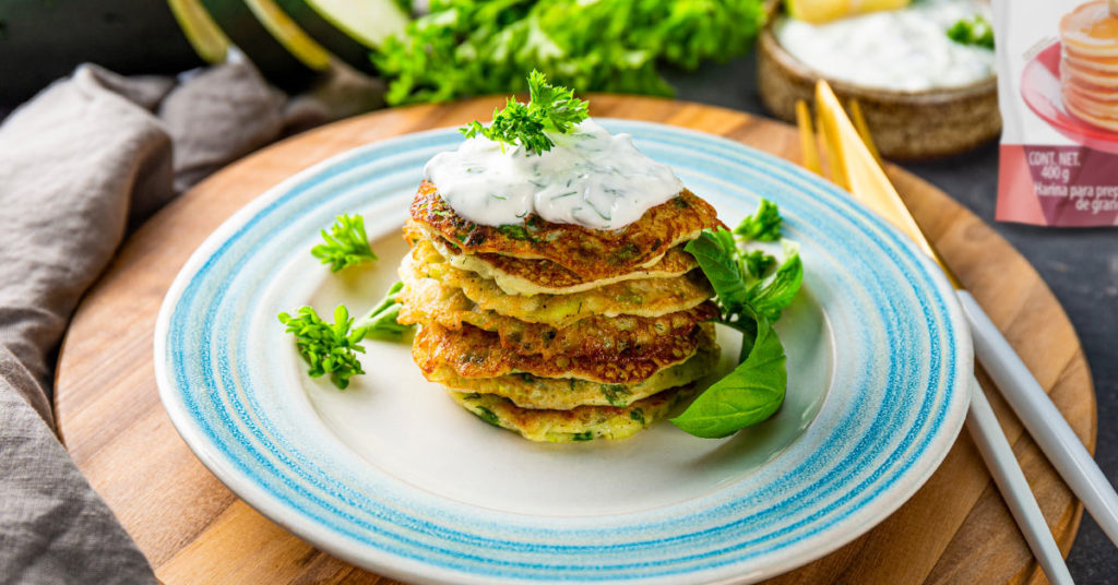 Imagen hot cakes con calabacitas y queso