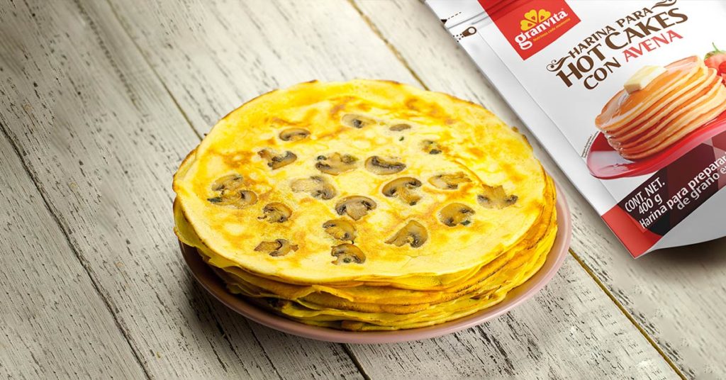 Imagen hot cakes salados con champiñones y avena 