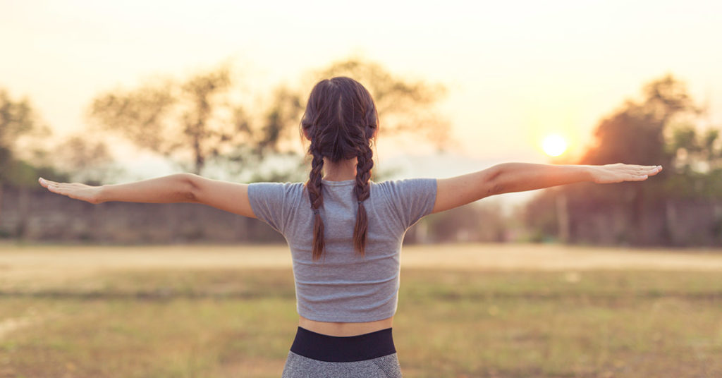 Imagen mujer haciendo círculos con los brazos 
