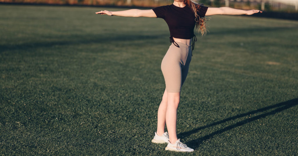 Imagen mujer haciendo giros de abdomen 