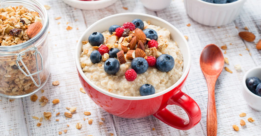 Imagen avena cocida en agua con frutos rojos 